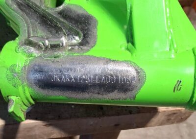 Nettoyage laser de peinture sur un cadre de moto